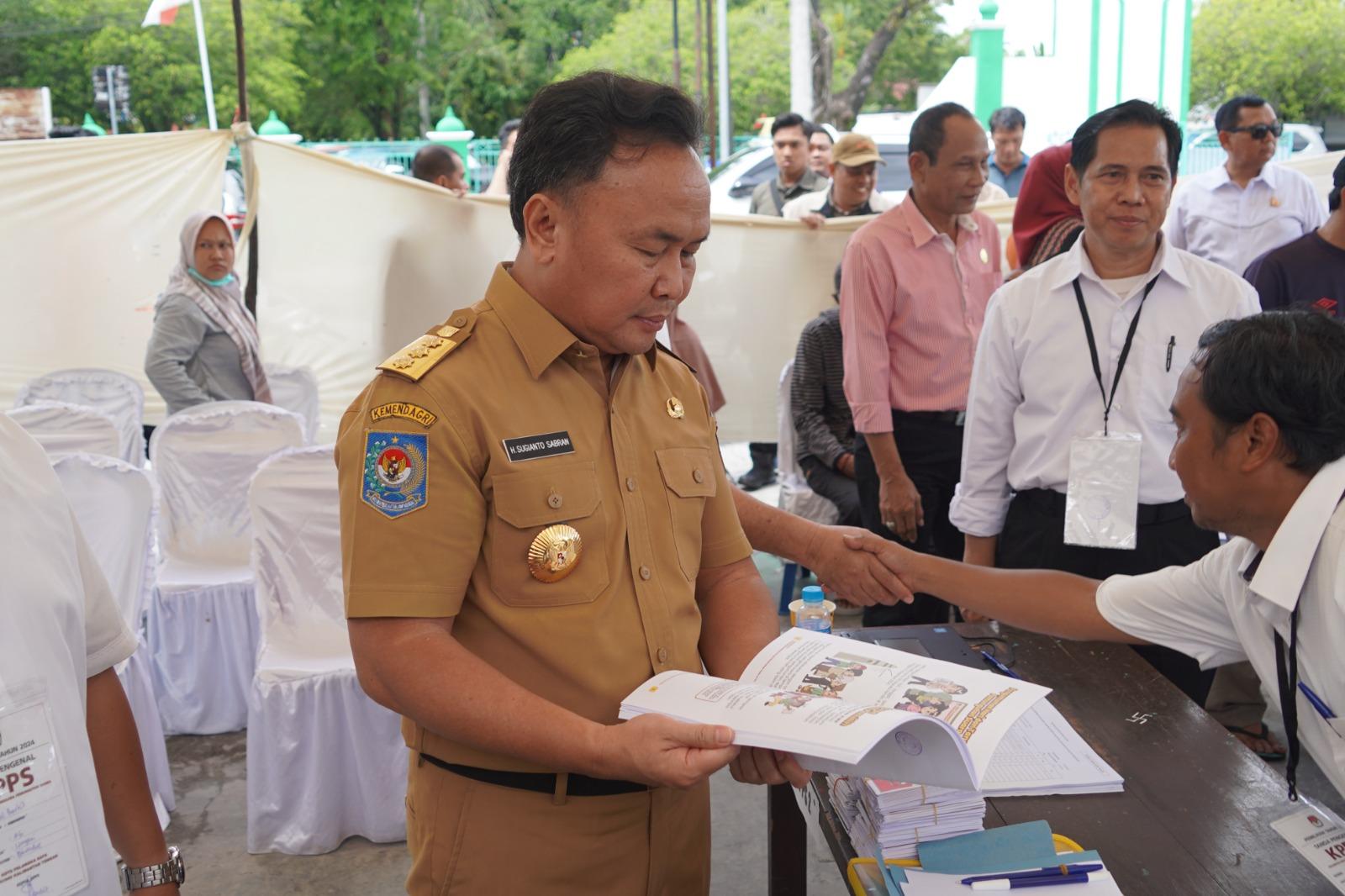 Gubernur-Kalteng-pantau-TPS.jpg