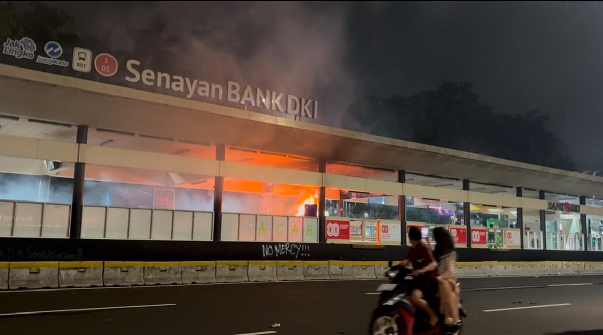 Dini Hari, Halte Transjakarta Senayan Dibakar Sekelompok Orang Berpenutup Wajah
