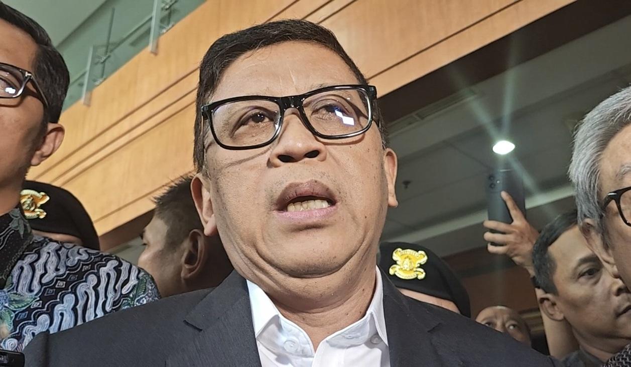 Hasto-Kristiyanto-wawancara-di-sela-sidang-kasus-suap-perintangan-penyidikan-Harun-Masiku-di-Tipikor.jpg
