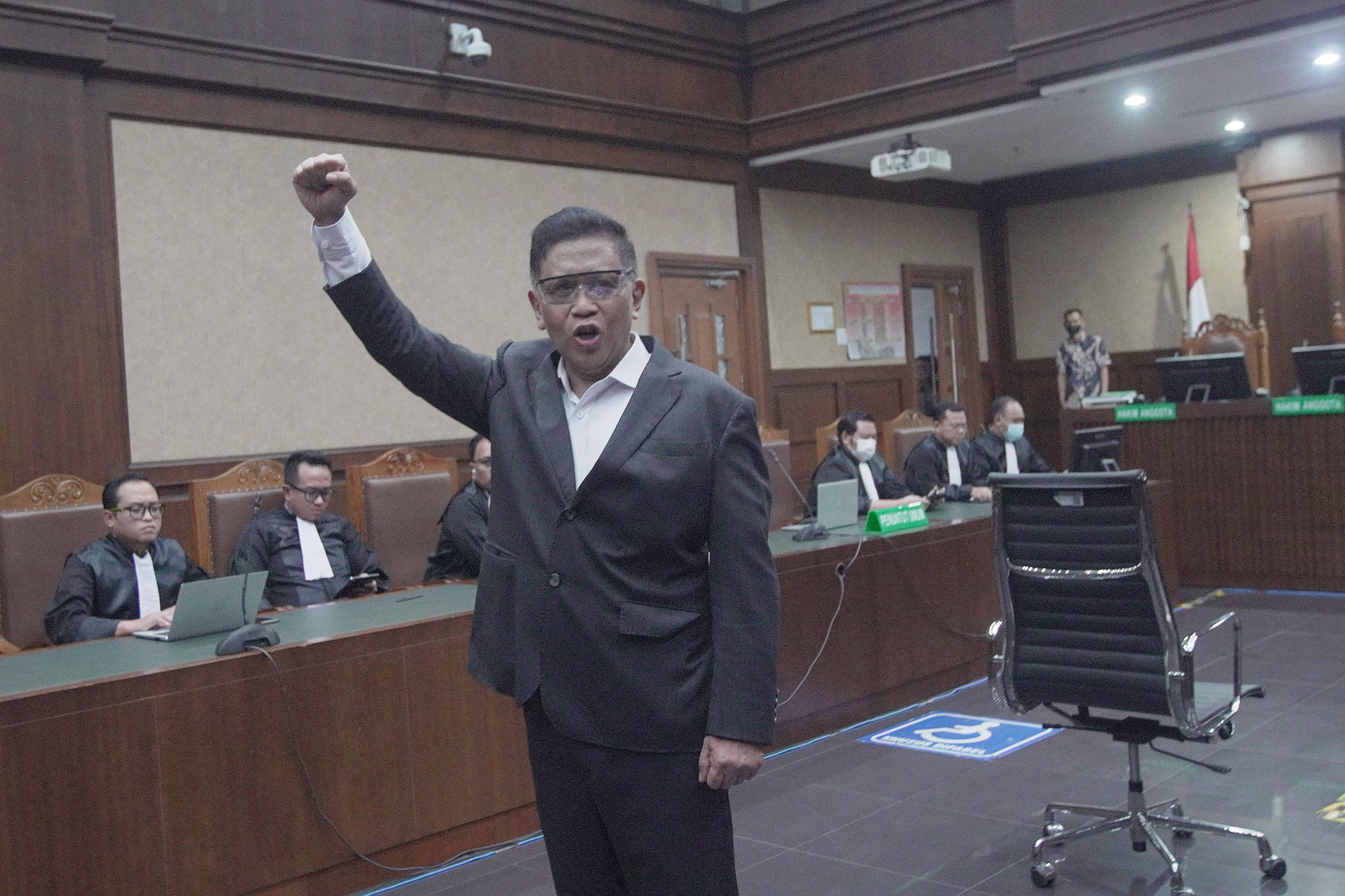 Hasto-Resmi-di-Vonis-35-Tahun-Penjara_20250725_192914.jpg