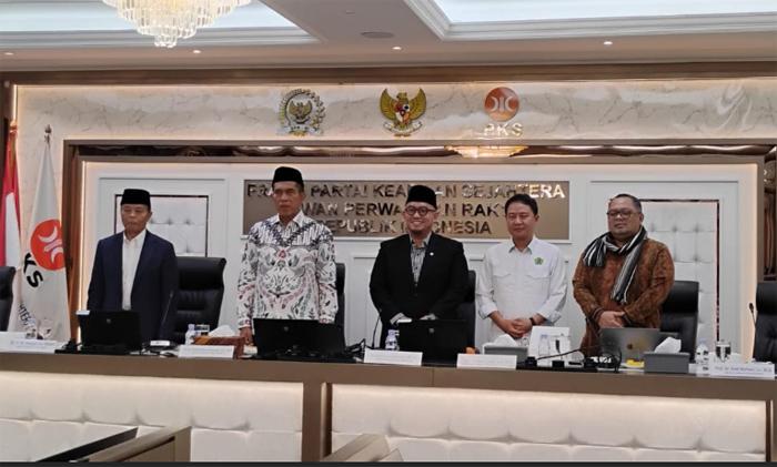 Hidayat-Nur-Wahid-Hilman-Latief-Haji.jpg