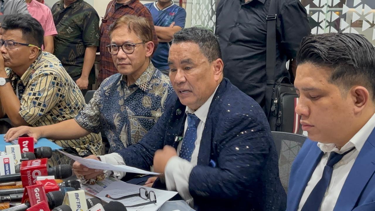 TAK DITAHAN - Kuasa hukum Eks Jampidsus Febrie Adriansyah, Hotman Paris Hutapea (tengah) dan Farizi (kiri) usai dampingi kliennya jalani pemeriksaan sebagai tersangka kasus korupsi dan TPPU PT Asabri di Gedung Jampidsus Kejagung, Jumat (17/7/2026). Ia memastikan Febrie Adriansyah tak ditahan setelah diperiksa.