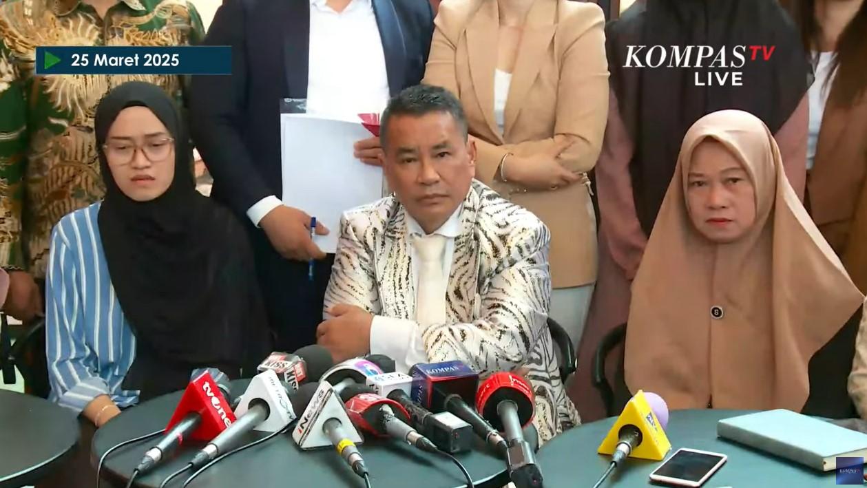 Hotman-Paris-dalam-konferensi-pers-keluarga-3-polisi-Way-Kanan-ditembak.jpg