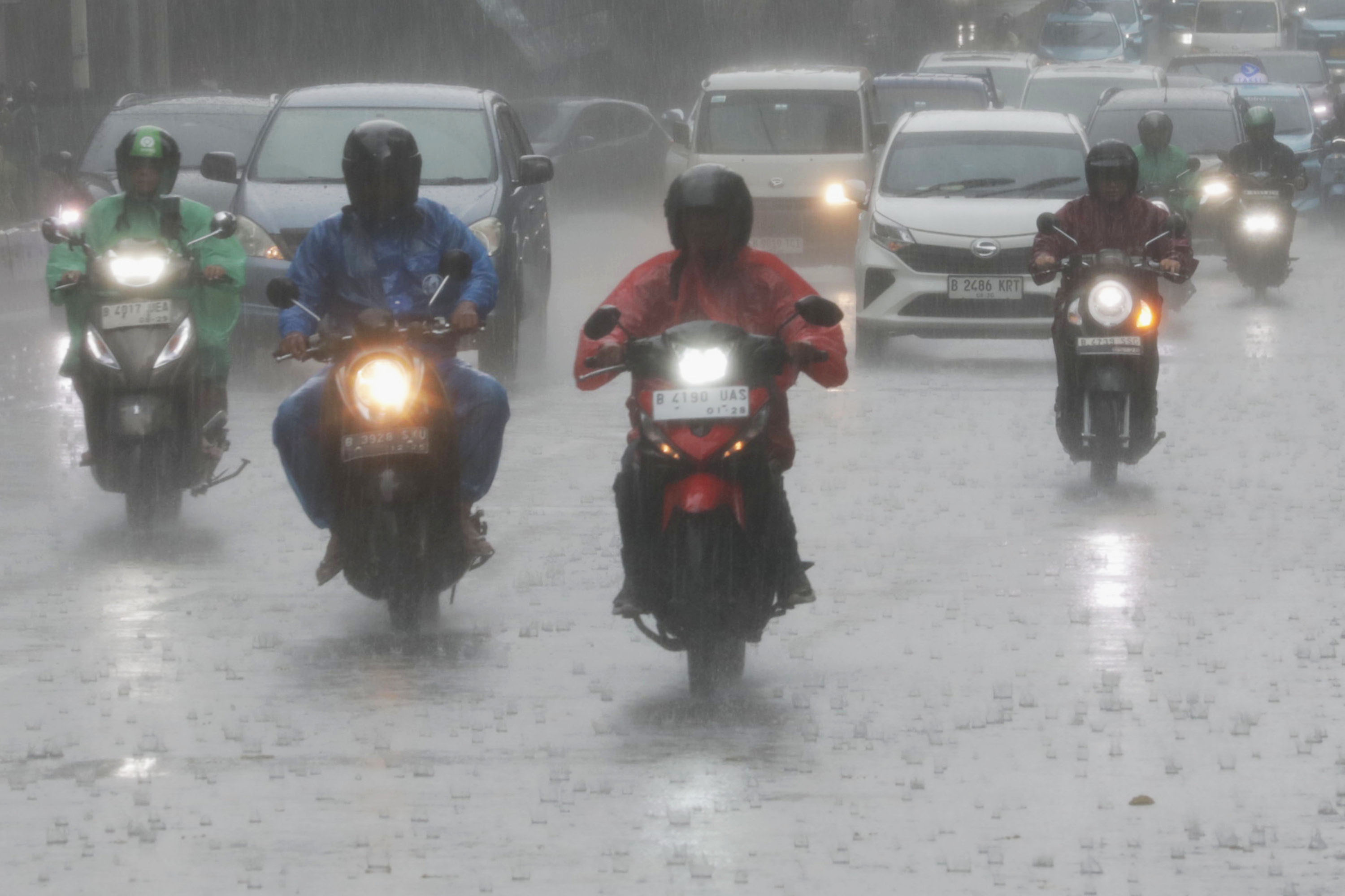 Hujan-Jakarta-Mengandung-Mikroplastik_20251103_162832.jpg