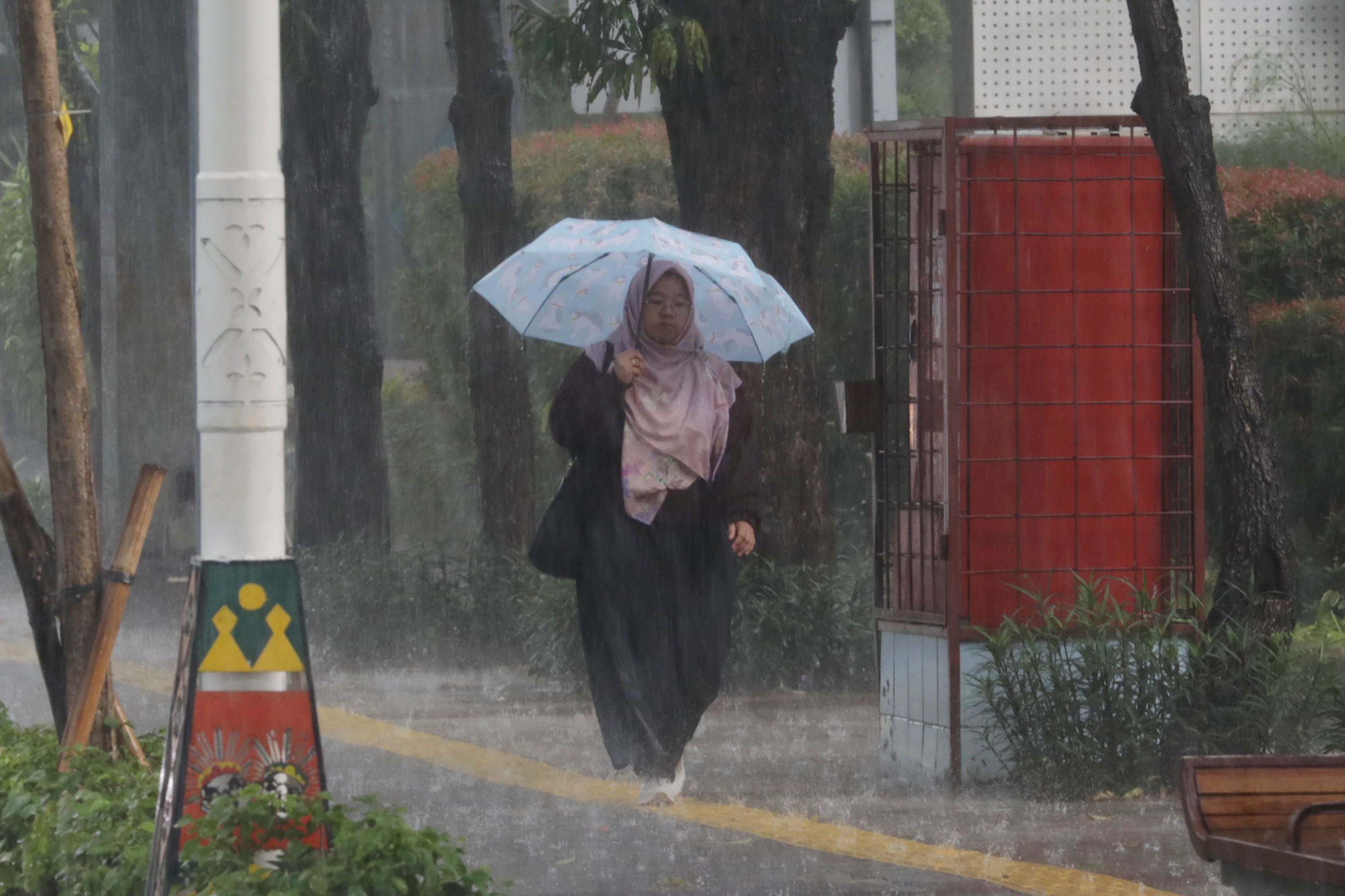 Hujan-Jakarta-Mengandung-Mikroplastik_20251103_162919.jpg