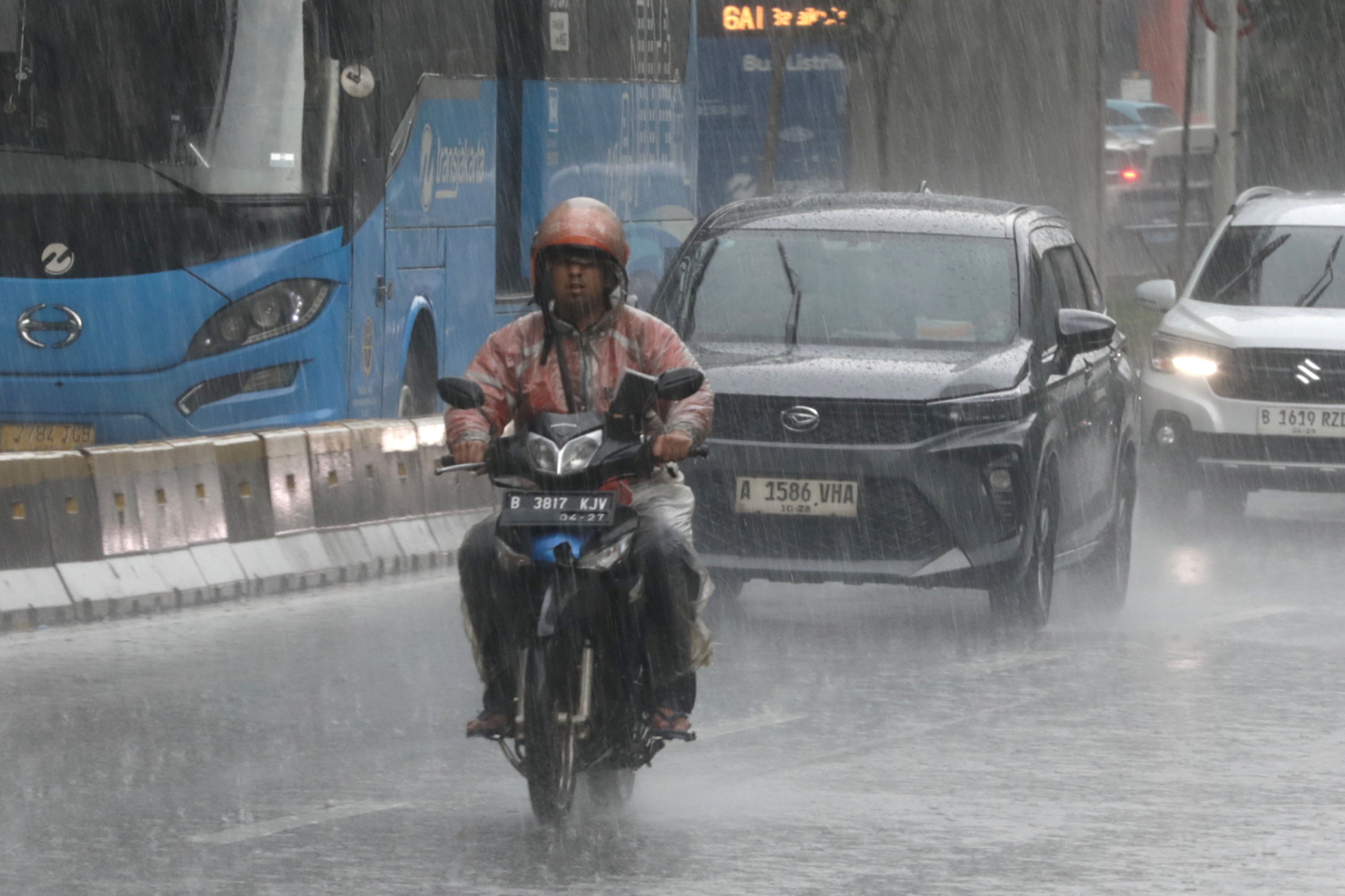Hujan-Jakarta-Mengandung-Mikroplastik_20251103_163356.jpg