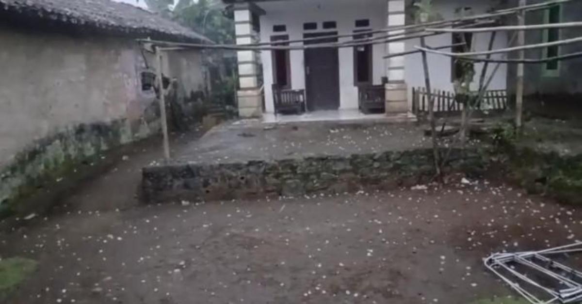 Warga Sukabumi Panik saat Hujan Es dan Angin Kencang Menerjang, 52 Rumah Rusak akibat Cuaca Ekstrem