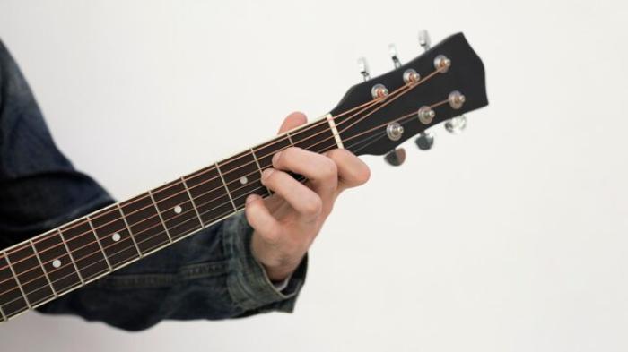 ILUSTRASI-BERMAIN-GITAR-ILUSTRASI-CHORD-232342.jpg