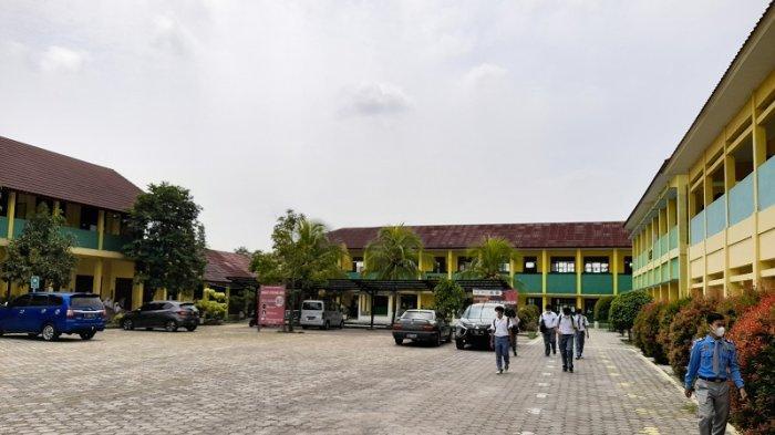 ILUSTRASI-GEDUNG-SEKOLAH-NEGERI.jpg