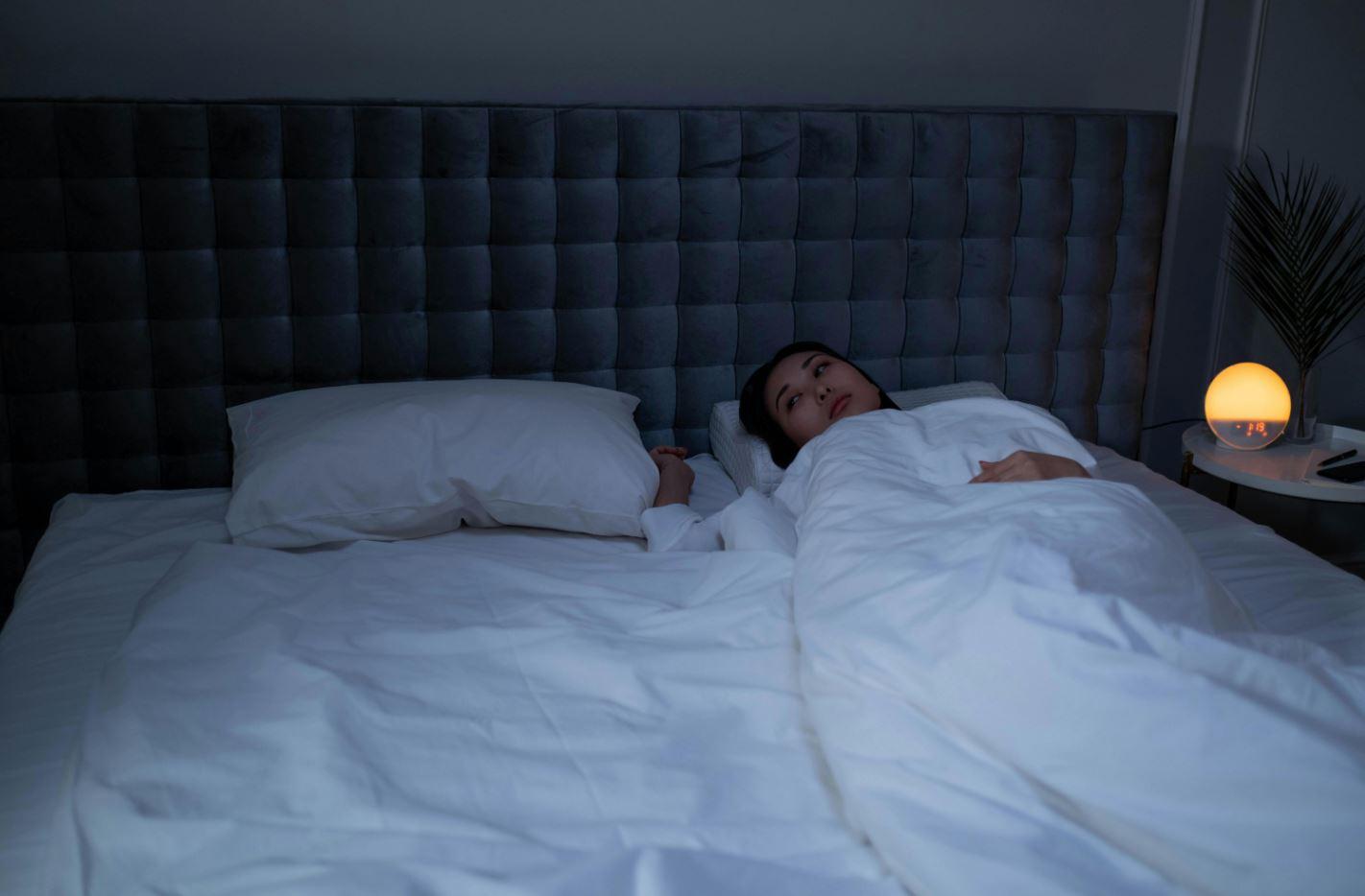 INSOMNIA-Foto-ilustrasi-seseorang-mengalami-kesulitan-tidur.jpg