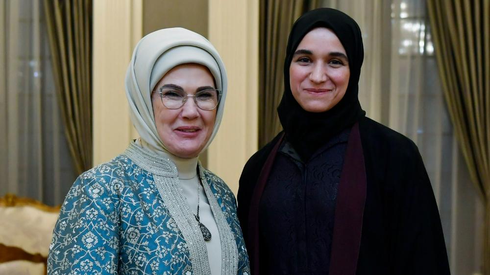 Ibu-negara-Emine-Erdoğan-berpose-dengan-Ibu-Negara-Suriah-Latifa-al-Daroubi-s.jpg