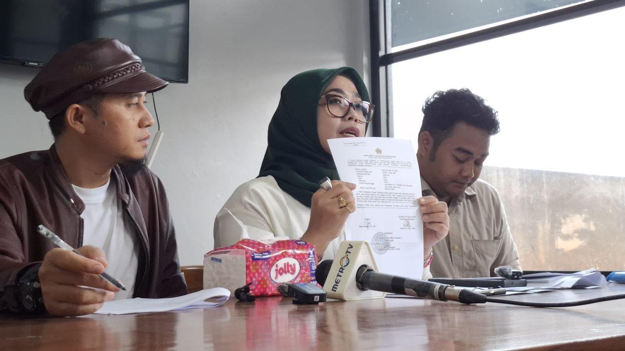 KASUS PELURU NYASAR – Ibunda Darrell (14), Dewi Murniati (tengah), didampingi pengacara Ali Yusuf (kiri) saat memberikan keterangan pers di Jakarta, Kamis (2/4/2026). Dewi mengungkap kondisi tangan anaknya yang dipasang pen serta pengakuan adanya syarat hapus konten medsos dan video minta maaf dalam mediasi yang buntu.