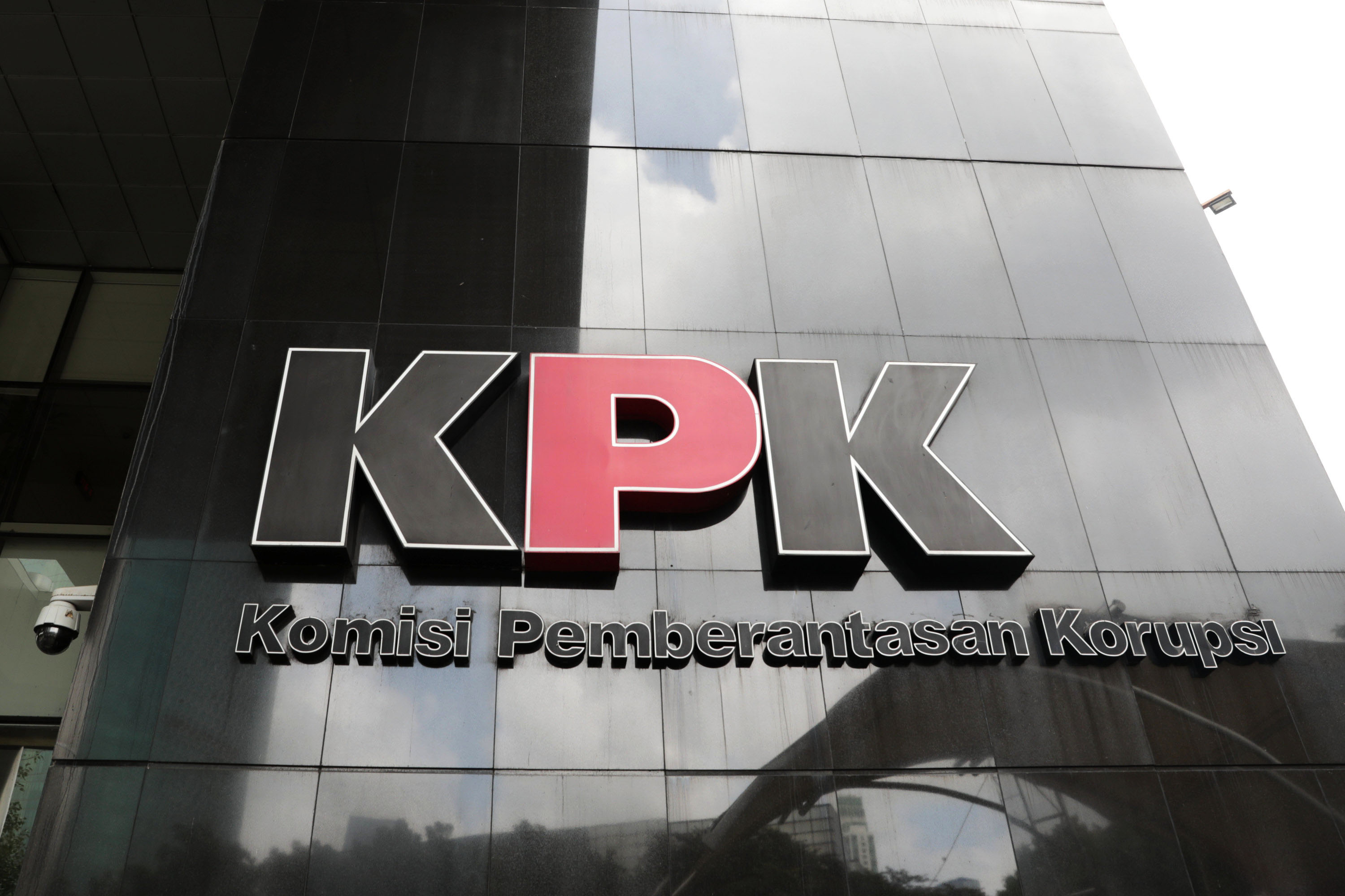 Tak Tampilkan Tersangka, Wa Ode: Langkah Bagus, Tapi KPK Harus Konsisten