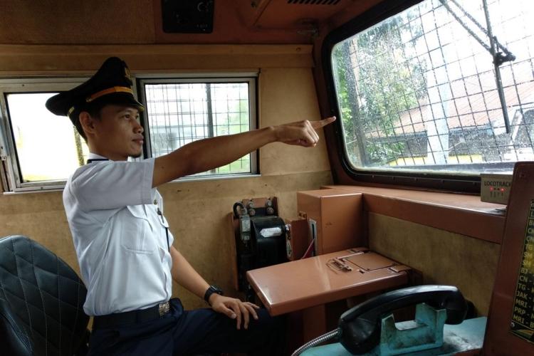 Sering Lihat Masinis Tunjuk-Tunjuk ke Depan? Ini Fakta yang Perlu Kamu Tahu