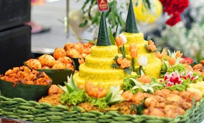 BUDAYA JAWA - Nasi tumpeng ala Royal Tumpeng. Nasi tumpeng kerap dihadirkan untuk menandai acara-acara tertentu, mulai dari syukuran keluarga, ulang tahun, hingga perayaan kecil bersama orang terdekat.