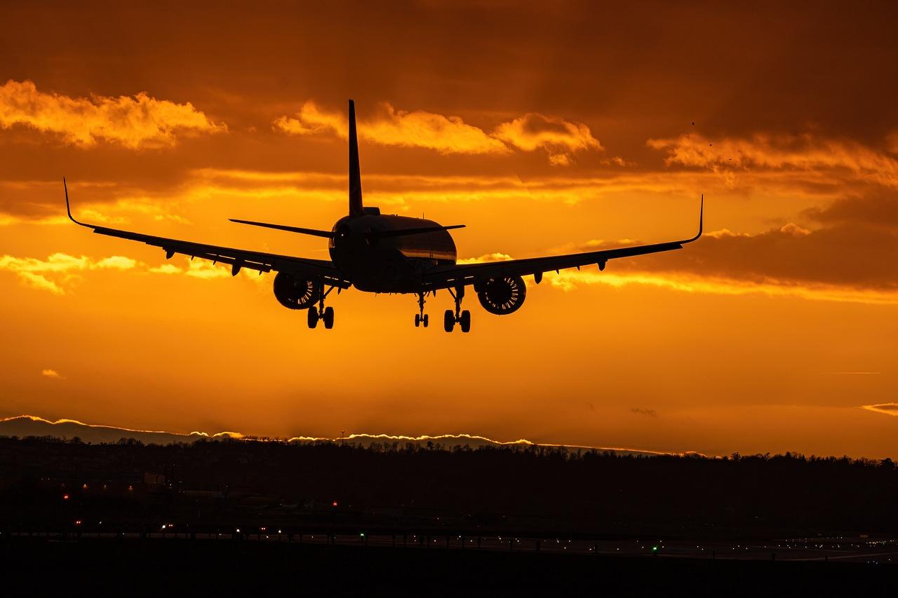 Ilustrasi-pesawat-yang-melintasi-lautan-saat-sunset.jpg