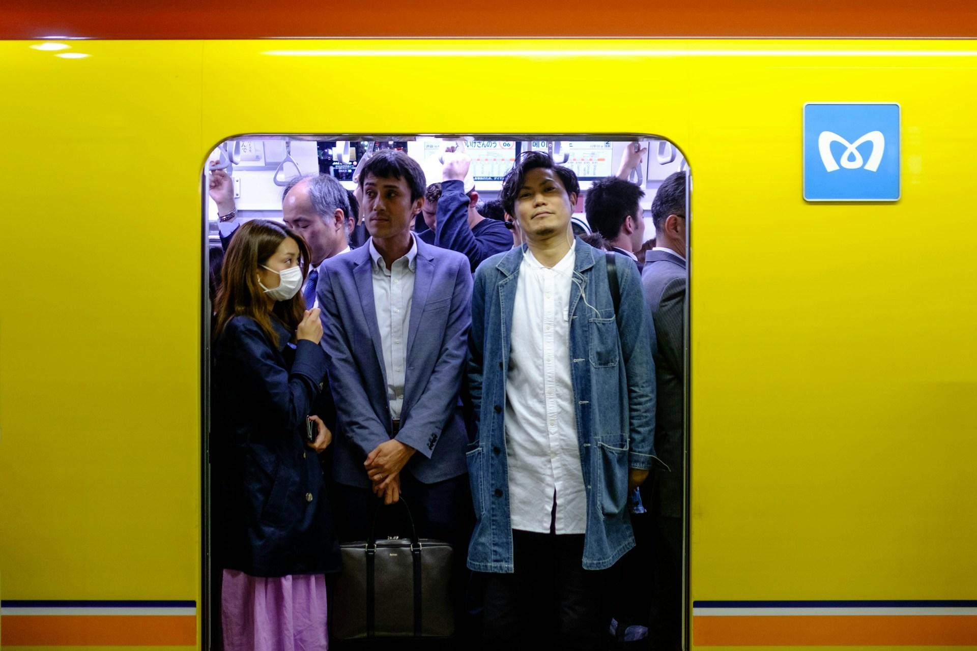 Ilustrasi-suasana-kereta-di-Jepang.jpg