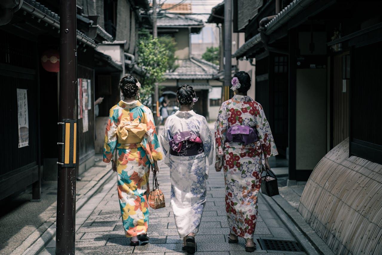 Ilustrasi-wisatawan-yang-menjelajah-Kyoto-Jepang.jpg