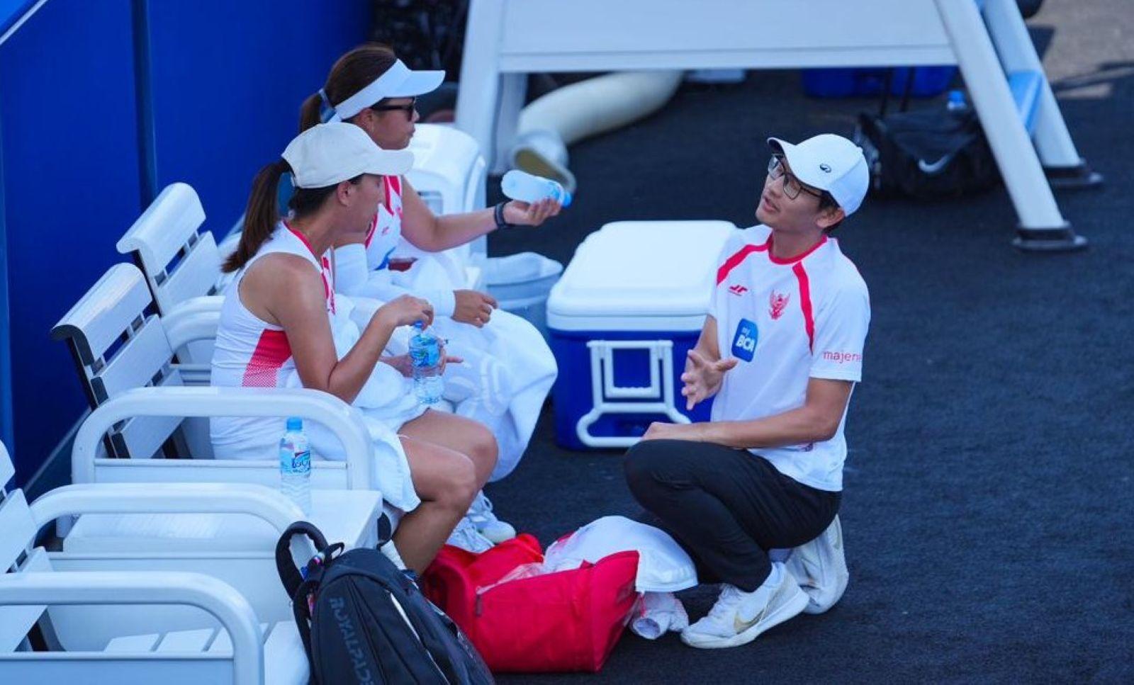 Instruksi-dari-pelatih-kepada-pemain-padel.jpg