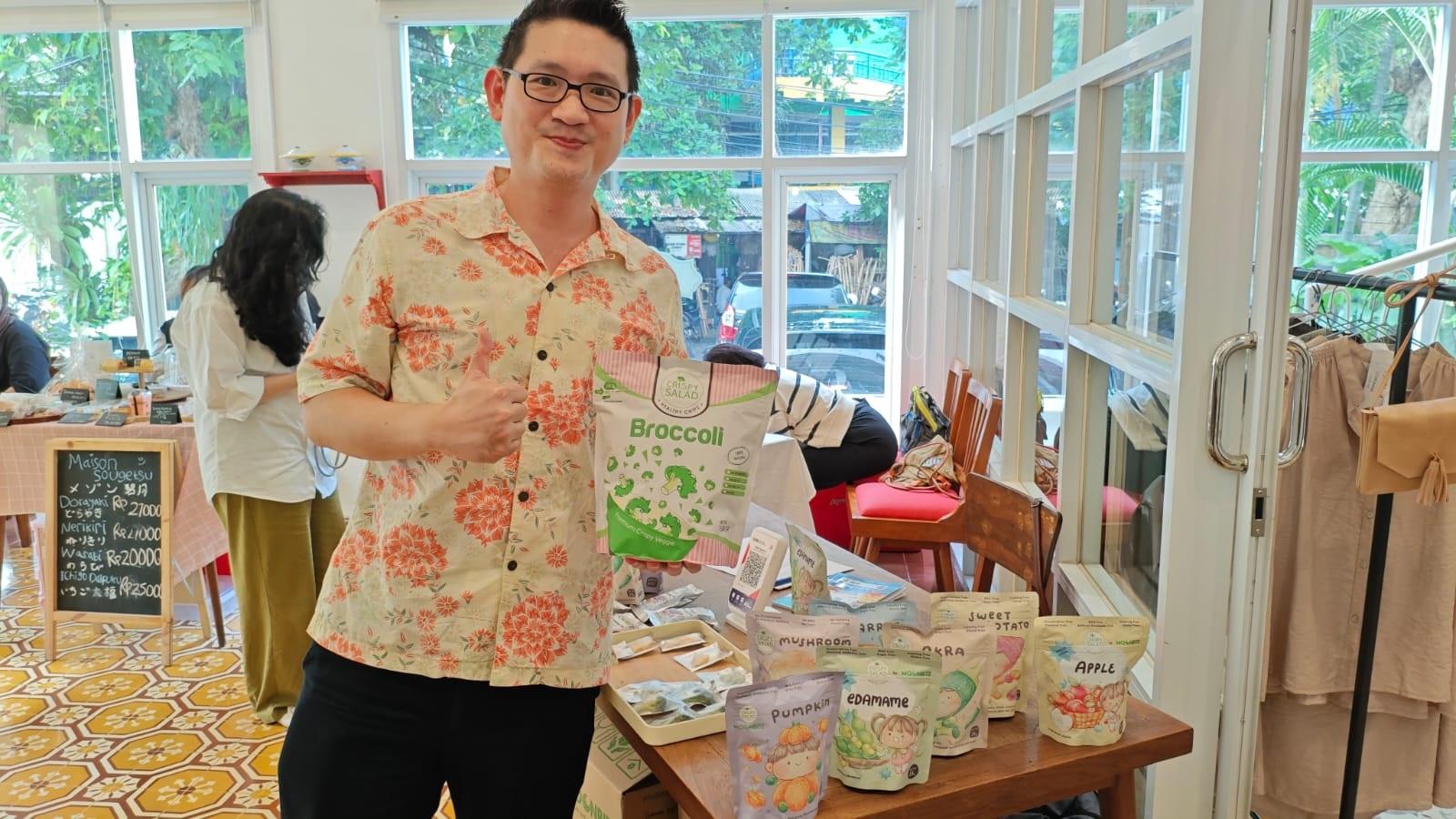 Irvan-Wijaya-Tandra-memamerkan-produk-Crispy-Salad.jpg