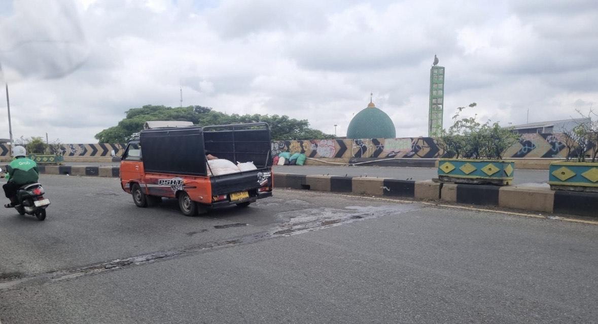 Jalan Berlubang di Fly Over Ciputat Tangsel Bikin Pengendara Motor Jatuh, Korban Tak Sadarkan Diri