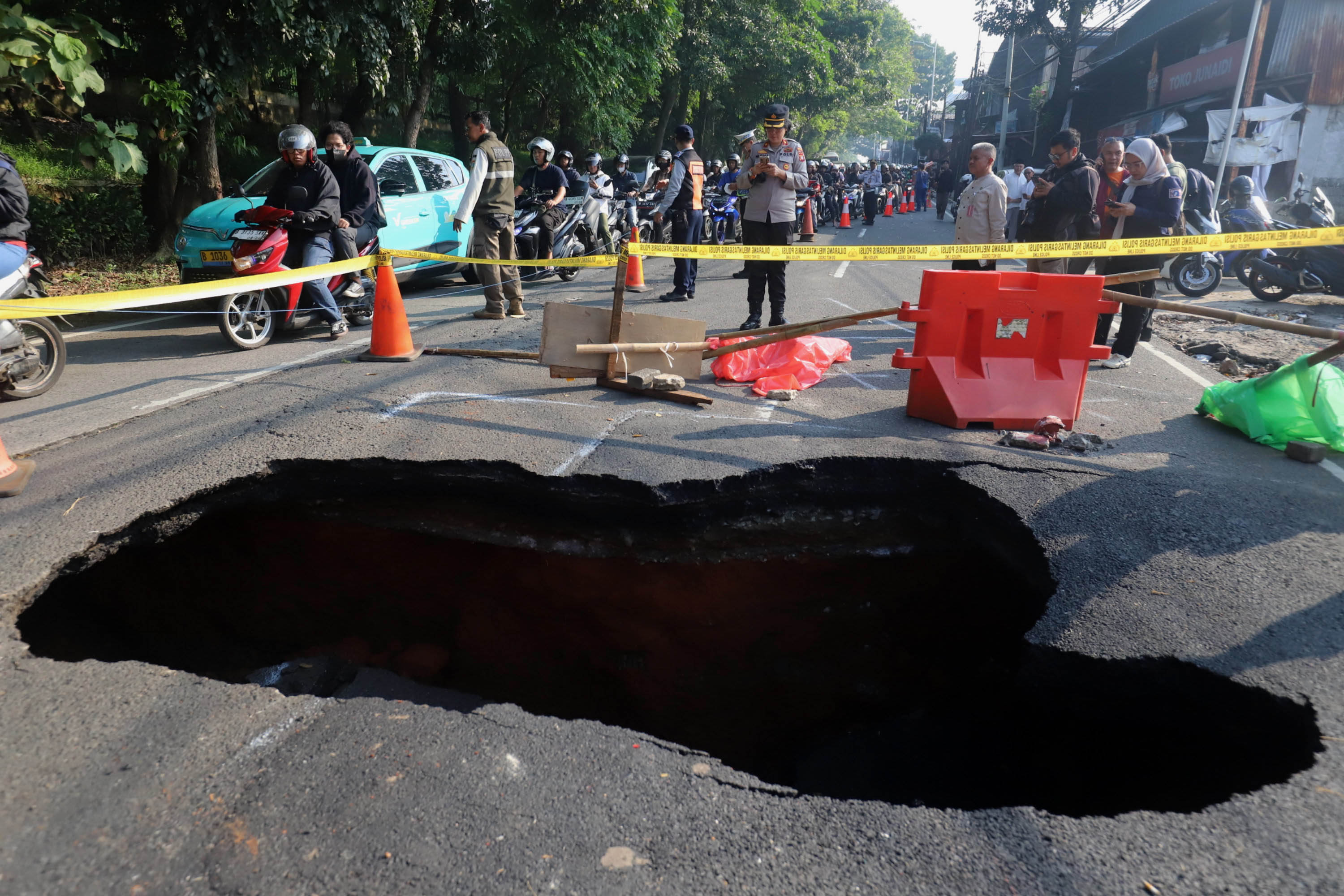 Jalan-Amblas-di-Lenteng-Agung-Jakarta_20260529_151743.jpg