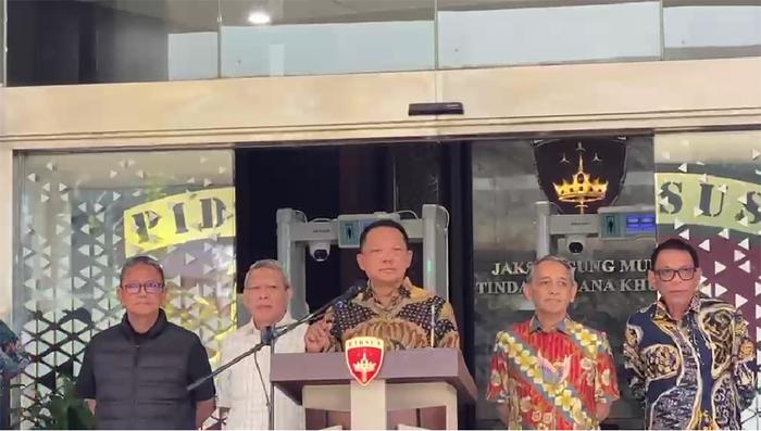 JAMPIDSUS KLARIFIKASI - Jaksa Agung Muda Tindak Pidana Khusus Febrie Adriansyah akhirnya buka suara mengenai namanya yang diisukan dalam pusaran dugaan kasus korupsi PLTU batu bara, PT Asabri, dan Krakatau Steel. Saat dimintai penjelasan kedua kalinya terkait rumah mewah di Sentul, Febrie mengatakan rumah itu memang rumah pribadi Jampidsus yang sudah lama.