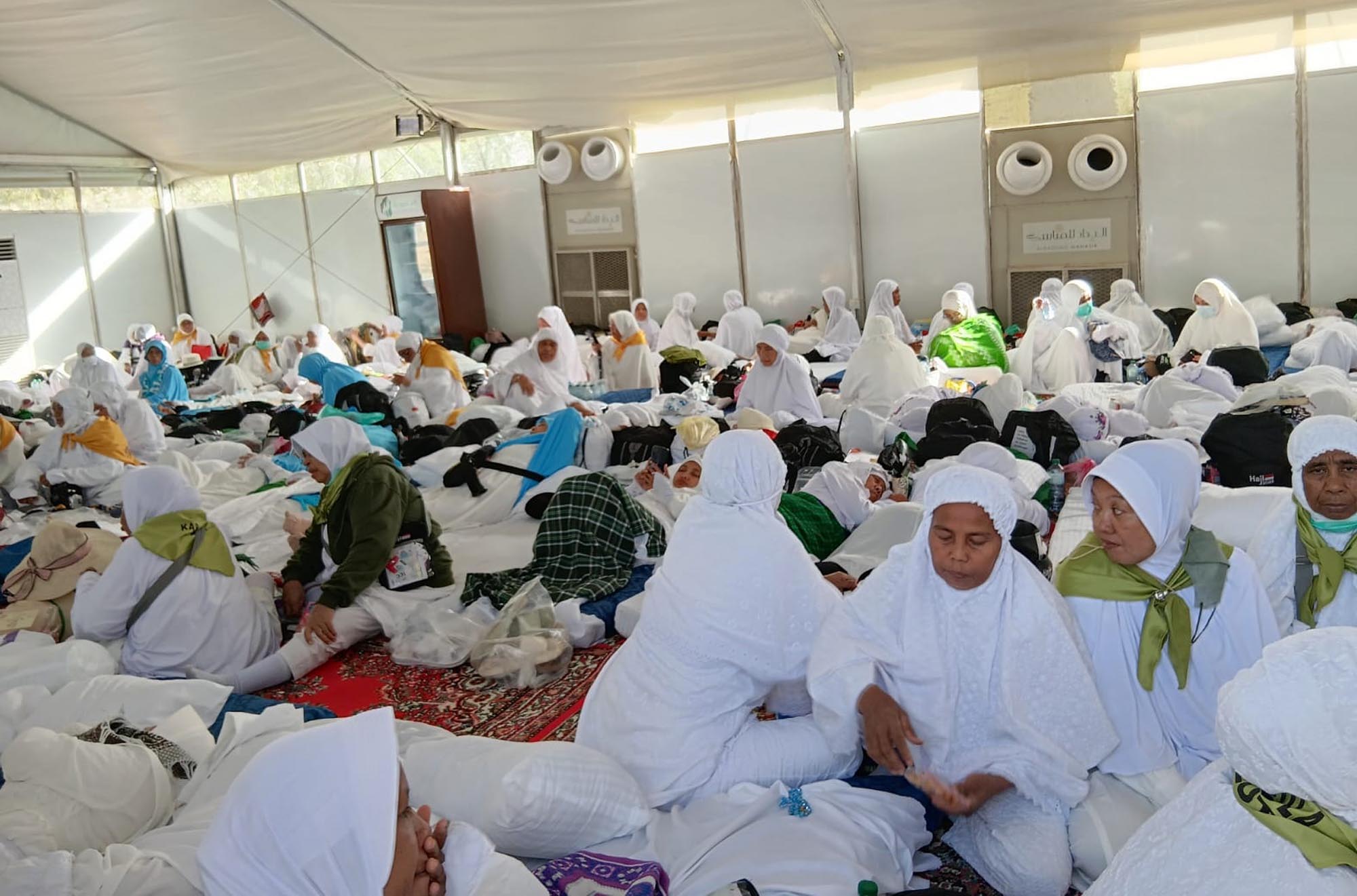 Jemaah-Haji-Indonesia-saat-Melakukan-Wukuf-di-Arafah_20250605_142844.jpg