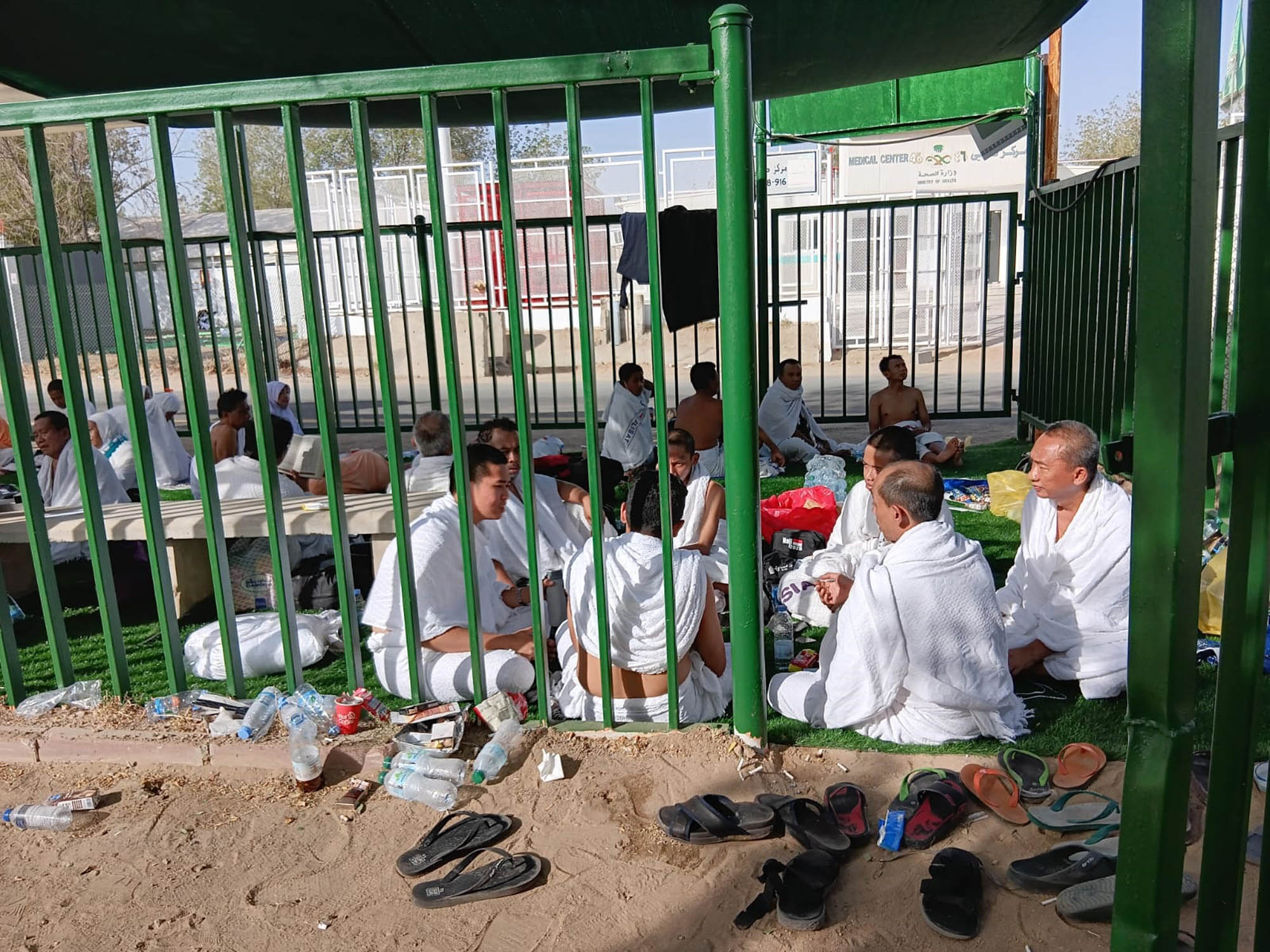 Jemaah-Haji-Indonesia-saat-Melakukan-Wukuf-di-Arafah_20250605_142846.jpg