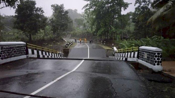 Jembatan-ambles-di-LOji.jpg