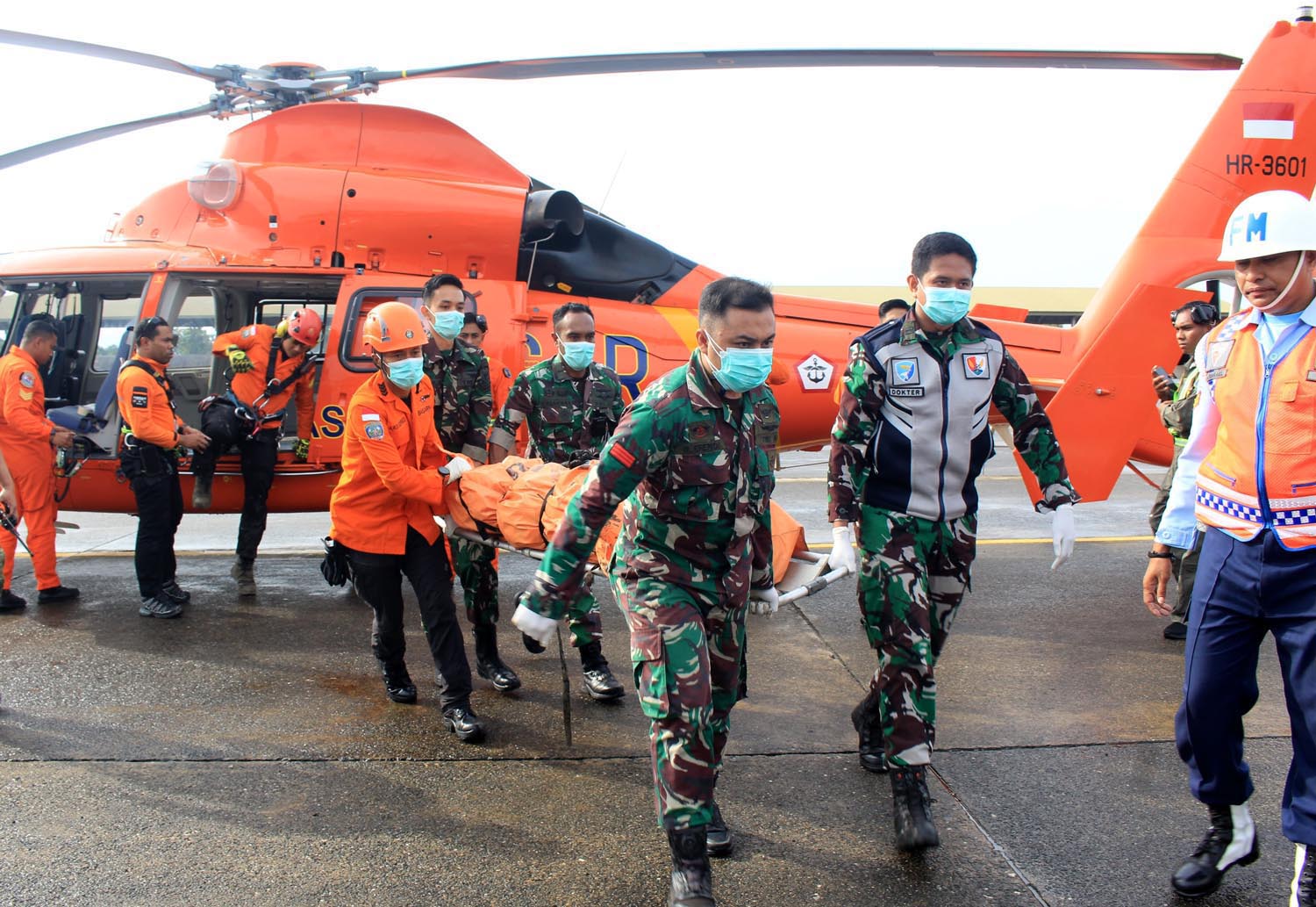 Jenazah-Korban-Jatuhnya-Pesawat-ATR-42-500-Berhasil-Dievakuasi_20260121_140826.jpg