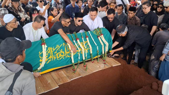 Proses Pemakaman Ray Sahetapy Berjalan Lancar, Rama Sahetapy: Mohon Dimaafkan Kesalahan Almarhum