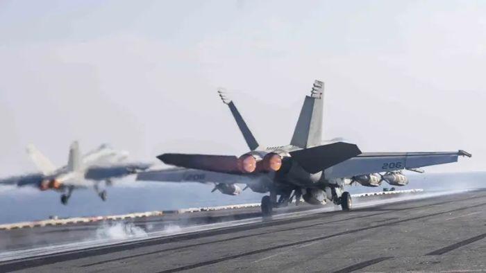 Jet-Tempur-AS-Kapal-Induk-Laut-Merah-Houthi.jpg
