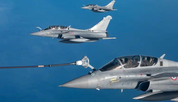 Jet-tempur-Rafale-buatan-Prancis-saat-mengisi-bahan-bakar.jpg