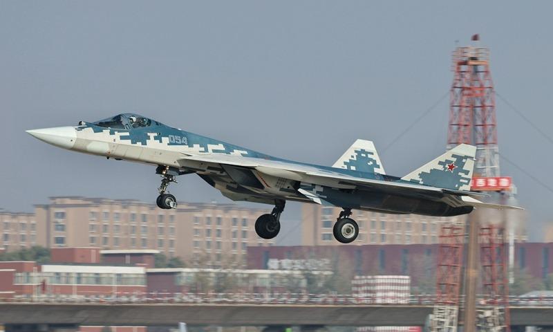 Jet tempur siluman Su-57 Rusia mendarat di Taiyuan, Provinsi Shanxi, China Utara pada 3 November 2024, menandai kunjungan pertamanya ke negara tersebut. Pesawat tersebut diharapkan akan bergabung dengan Airshow China 2024 mendatang dari 12 hingga 17 November di Zhuhai