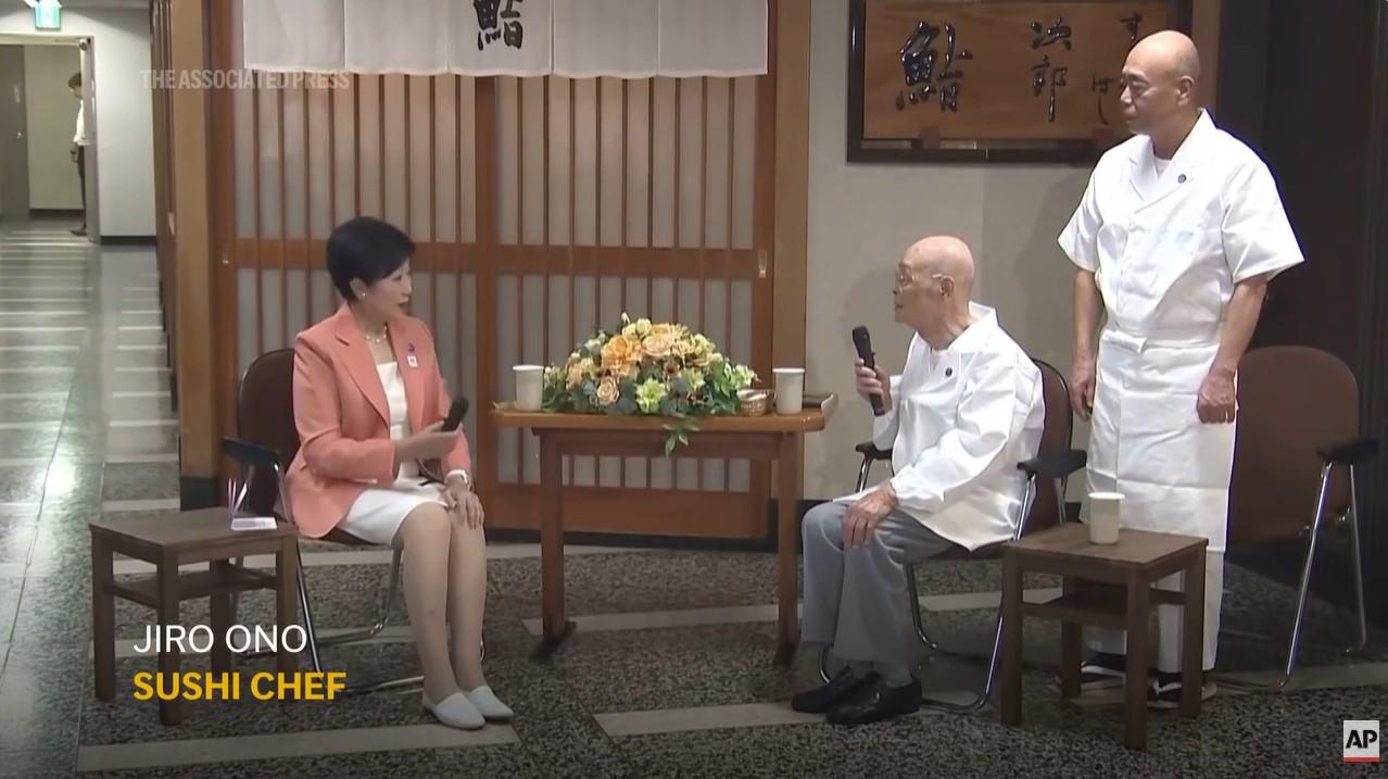 KOKI LEGENDARIS JEPANG - Tangkap layar YouTube Associated Press pada 27 Oktober 2025, menampilkan Jiro Ono saat memperingati Hari Penghormatan bagi Lansia di Jepang pada 18 September 2025. Jiro Ono kini sudah berusia 100 tahun, dan belum mau pensiun secara penuh.