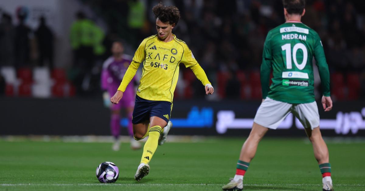 Joao-Felix-menendang-bola-di-laga-Al-Nassr-vs-Al-Ettifaq.jpg