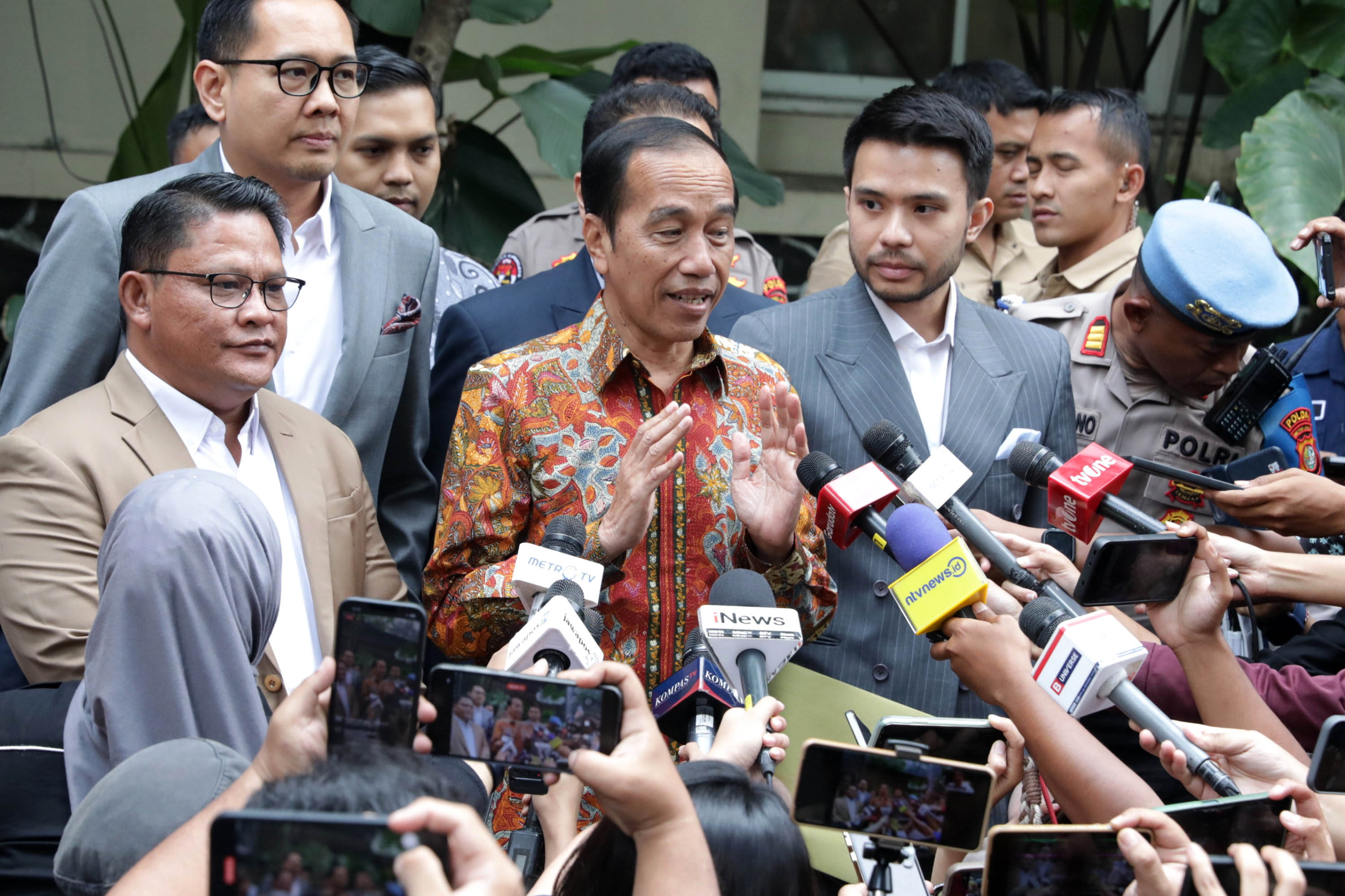 Jokowi-Laporkan-Tudingan-Ijazah-Palsu-ke-Polda-Metro_20250430_135137.jpg