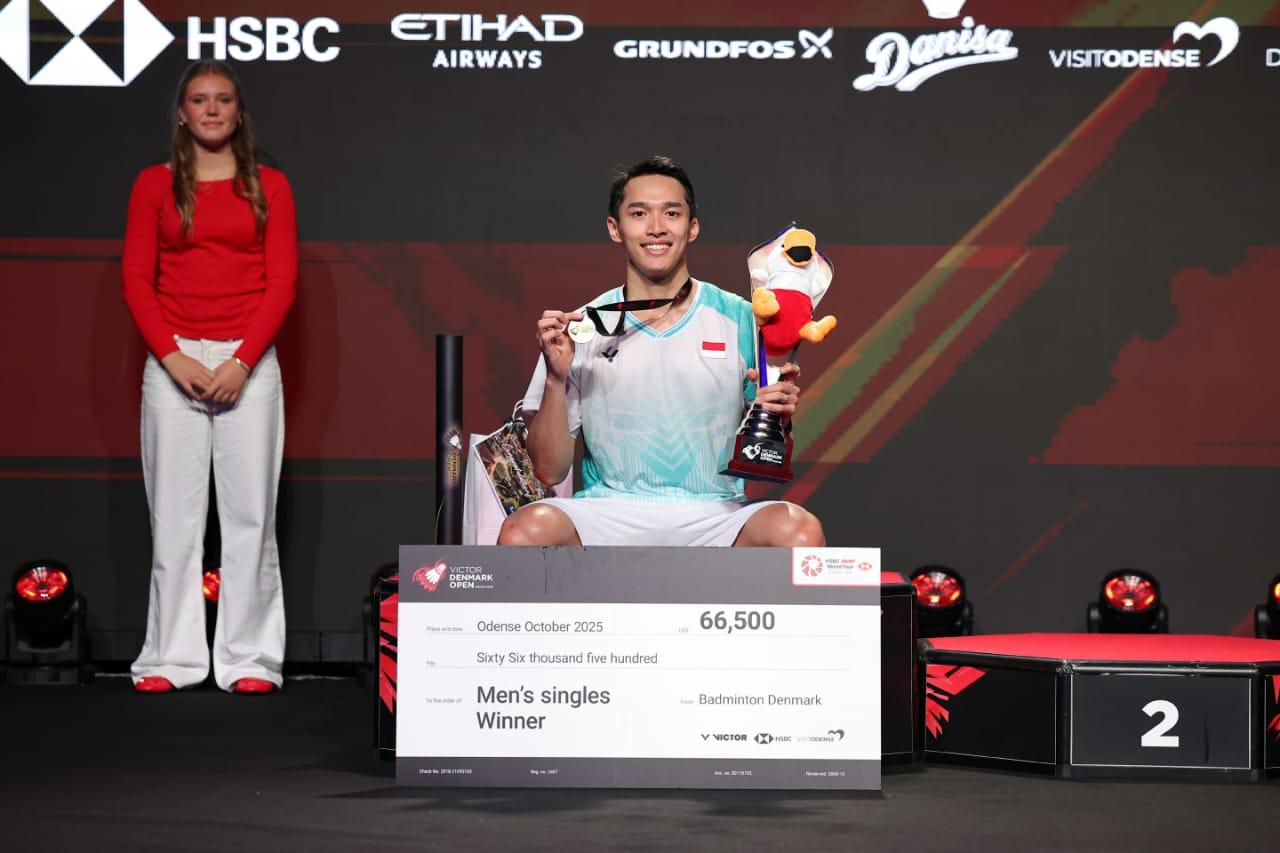 caption: JONATAN CHRISTIE - Pebulutangkis tunggal putra Indoensia, Jonatan Christie sukses meraih juara Denmark Open 2025 usai mengalahkan peringkat pertama dunia asal China Shi Yu Qi melalui drama rubber gaem, 13-21, 21-15 dan 21-15 di Arena Bank Jyske, Odense, Denmark, Minggu (19/10/2025). dok: PBSI