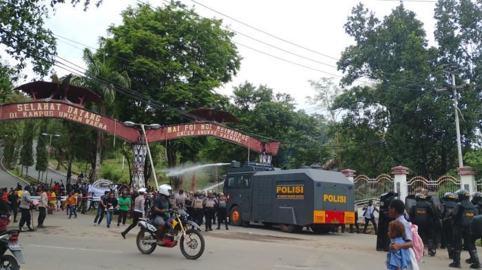 Jurnalis-Tribun-Papua-Yulianus-Magai-dicegat-polisi-saat-liput-demo-di-Waena.jpg