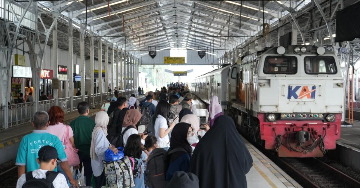 KAI-Siapkan-Kereta-Api-Tambahan-Saat-Long-Weekend-HUT-RI.jpg