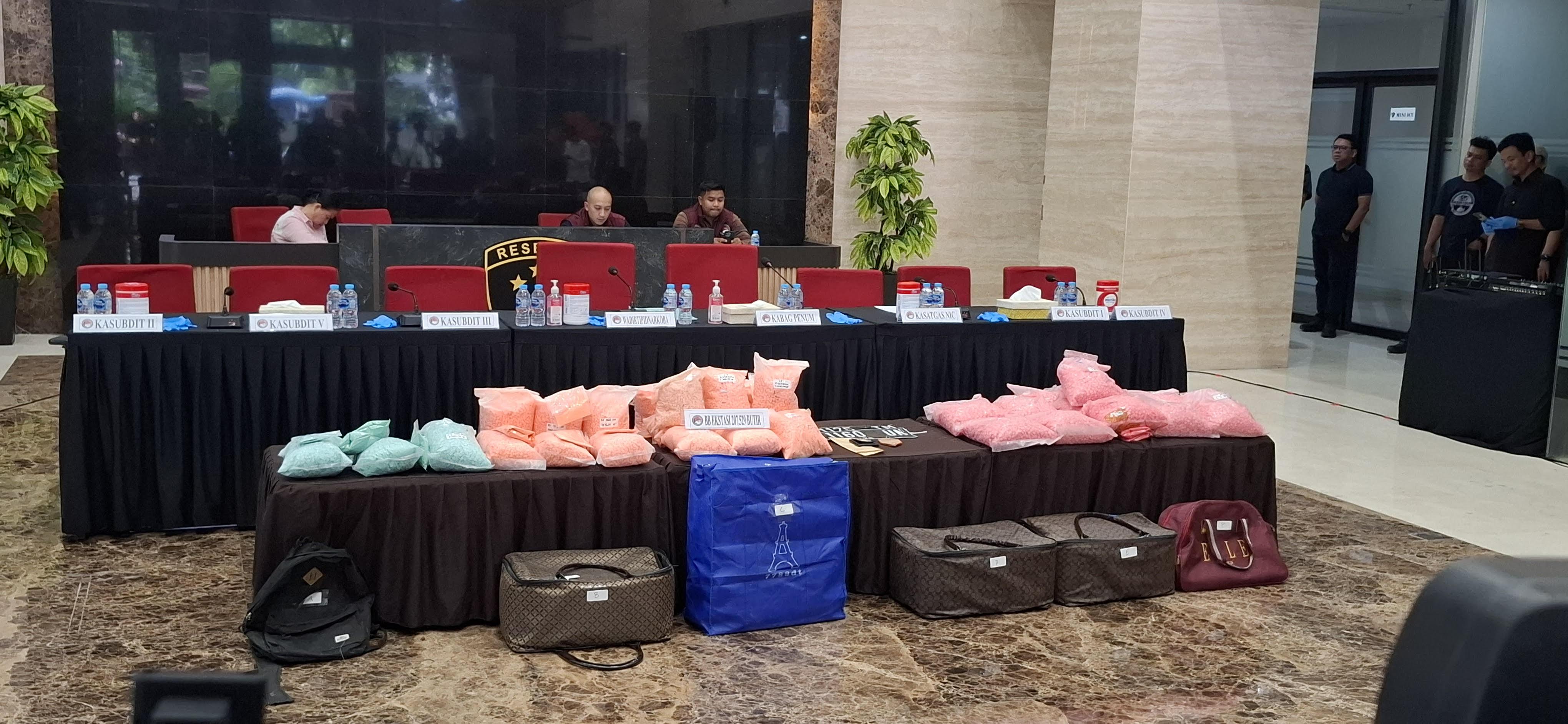 Warna-Warni Ratusan Ribu Ekstasi yang Ditemukan Buntut Insiden Kecelakaan di Lampung