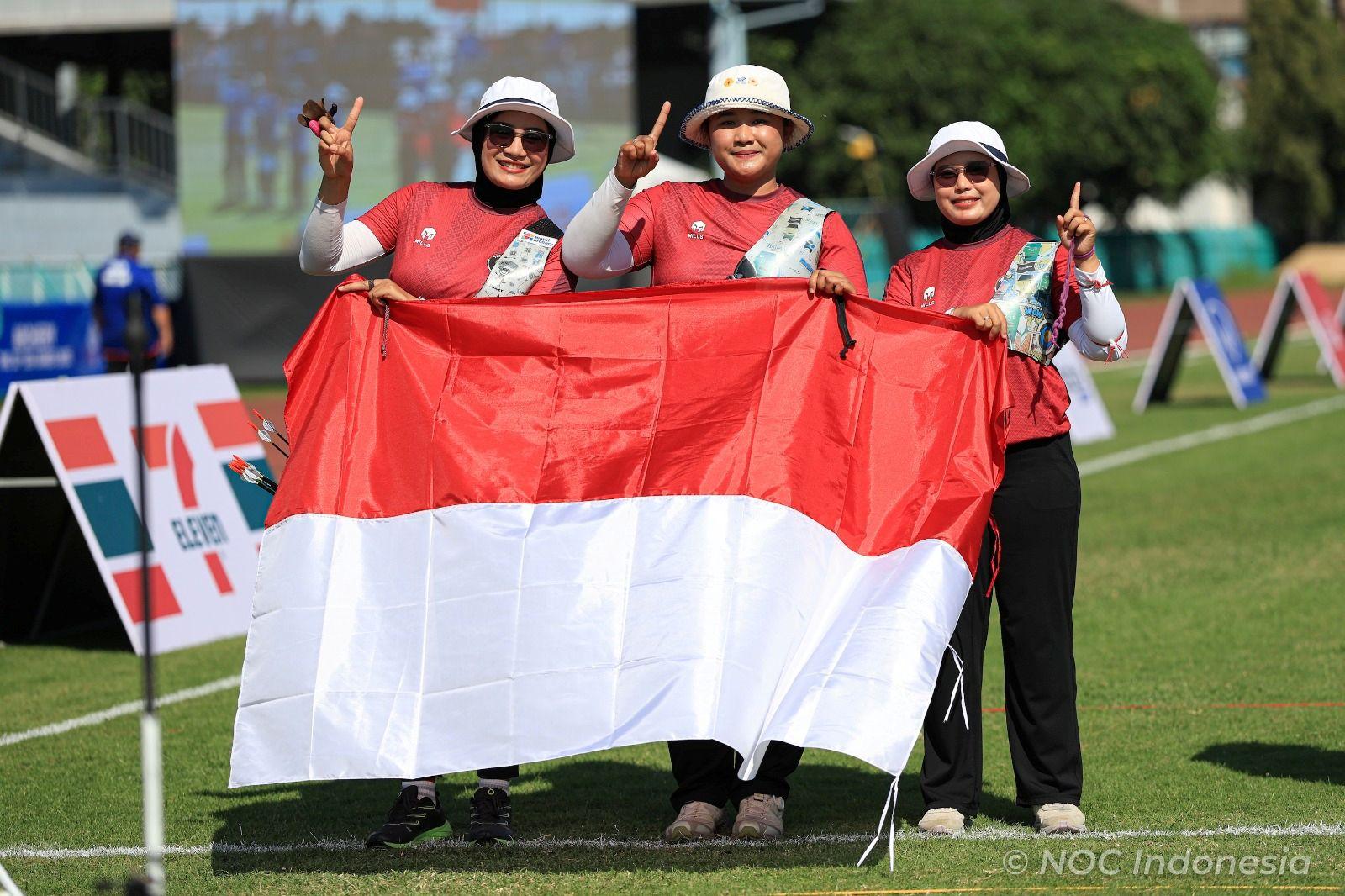 KAWINKAN GELAR JUARA - Tim panahan Indonesia sukses menorehkan prestasi gemilang bagi Tim Indonesia di SEA Games Thailand 2025 melalui tim recurve beregu putra dan putri sukses mengawinkan medali emas untuk Tim Indonesia.