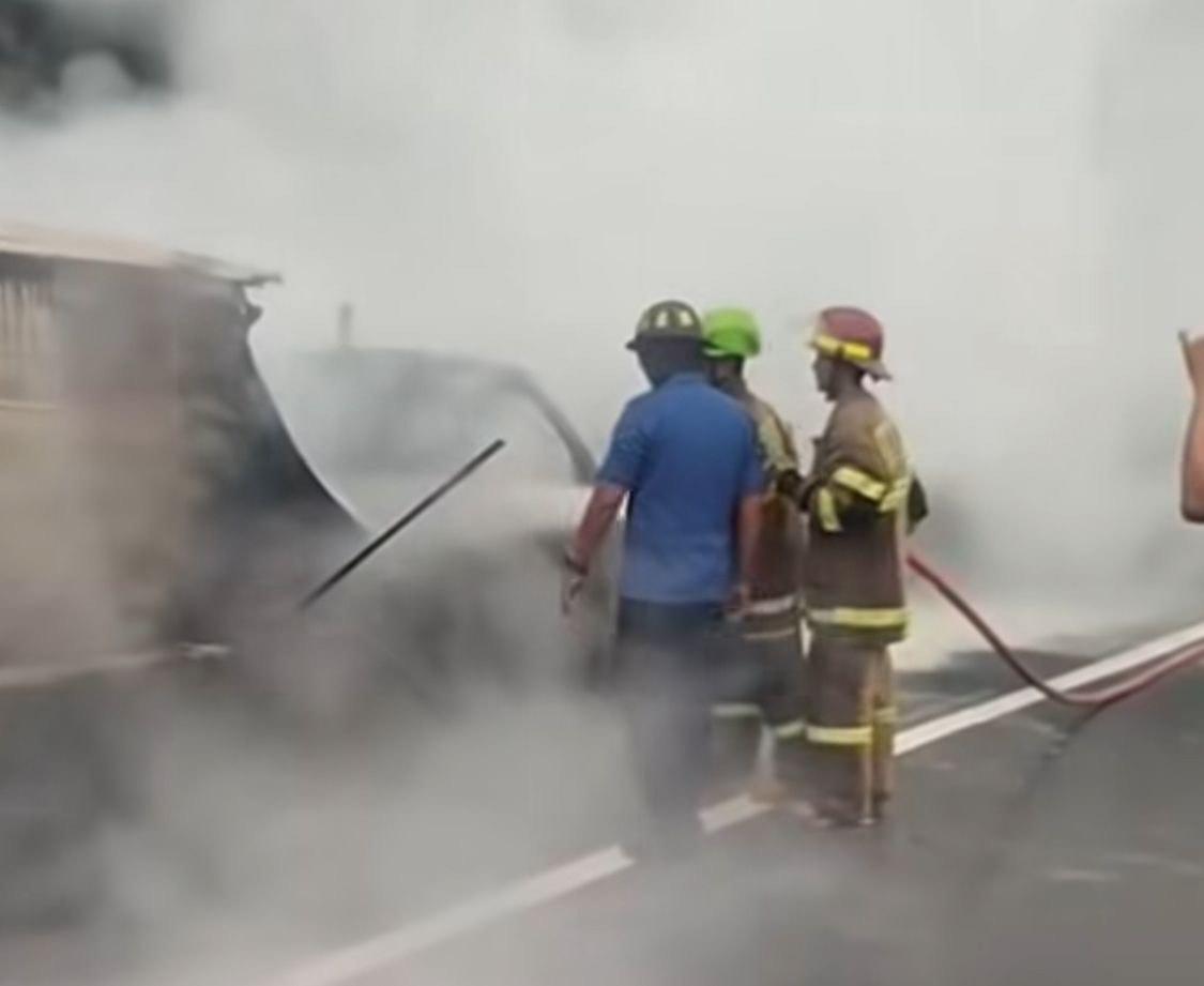 Asap Tiba-tiba Keluar dari Kap Mesin, Mobil Grand Max Terbakar di Tol Cijago