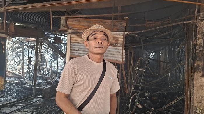 KEBAKARAN-PASAR-TAMAN-PURING-Maman-53-seorang-pedagang-barang.jpg