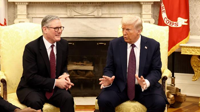 KEIR STARMER - Foto ini diambil dari akun Keir Starmer pada Jumat (28/2/2025), memperlihatkan Perdana Menteri Inggris Keir Starmer (kiri) dan Presiden Amerika Serikat (AS) Donald Trump (kanan) berbincang dalam pertemuan di Gedung Putih pada Kamis (27/2/2025).