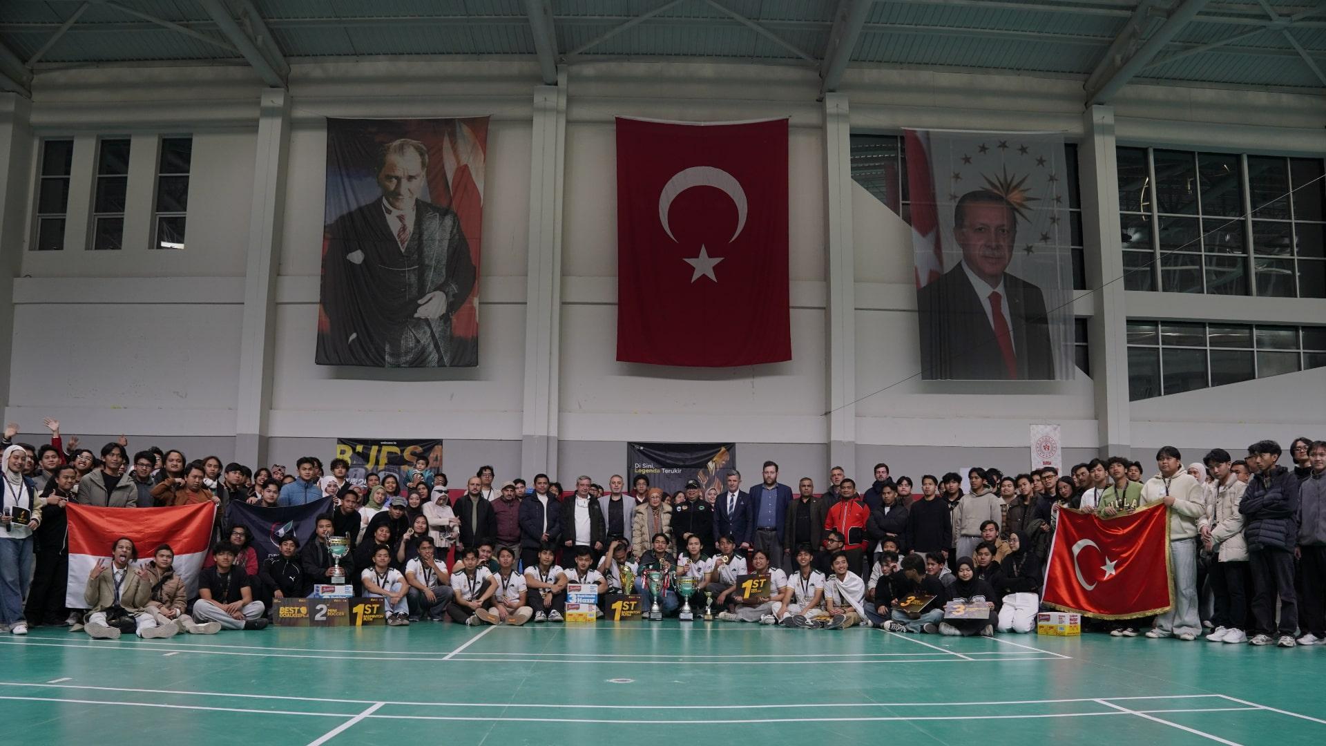 KJRI CUP 2025 - Penutupan KJRI CUP 2025 yang digelar Gürsü Spor Fabrikası, Kota Bursa, Turki pada Sabtu (6/12/2025). KJRI CUP mempertandingkan dua cabang olahraga: Badminton Ganda dan Mini Soccer, sekaligus menyisipkan unsur budaya Indonesia–Turki sesuai tema besar “Sport & Culture Harmony.”HO/KJRI CUP 2025/PPI