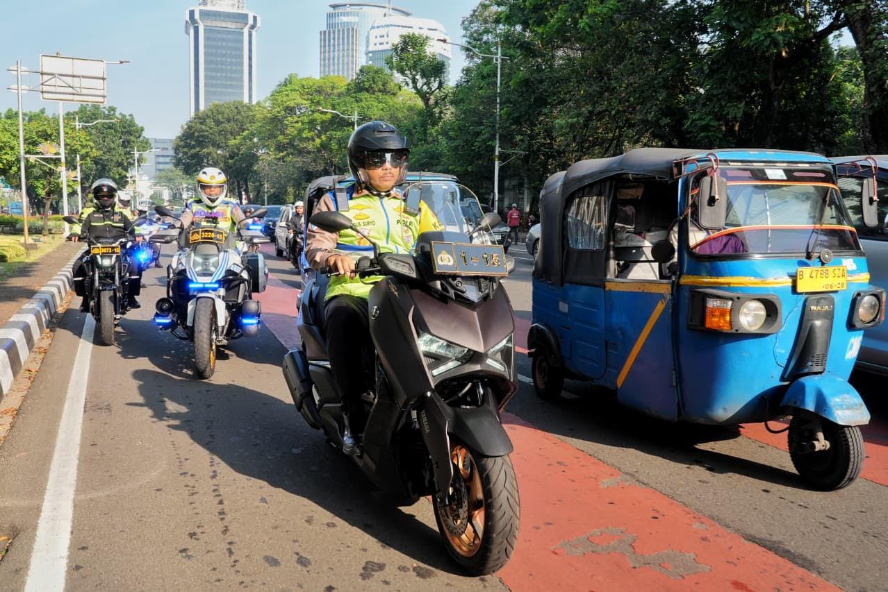 Gaya Kakorlantas Polri Naik Motor Turun Langsung Cek Pengamanan Arus Lalu Lintas di Sekitar Monas