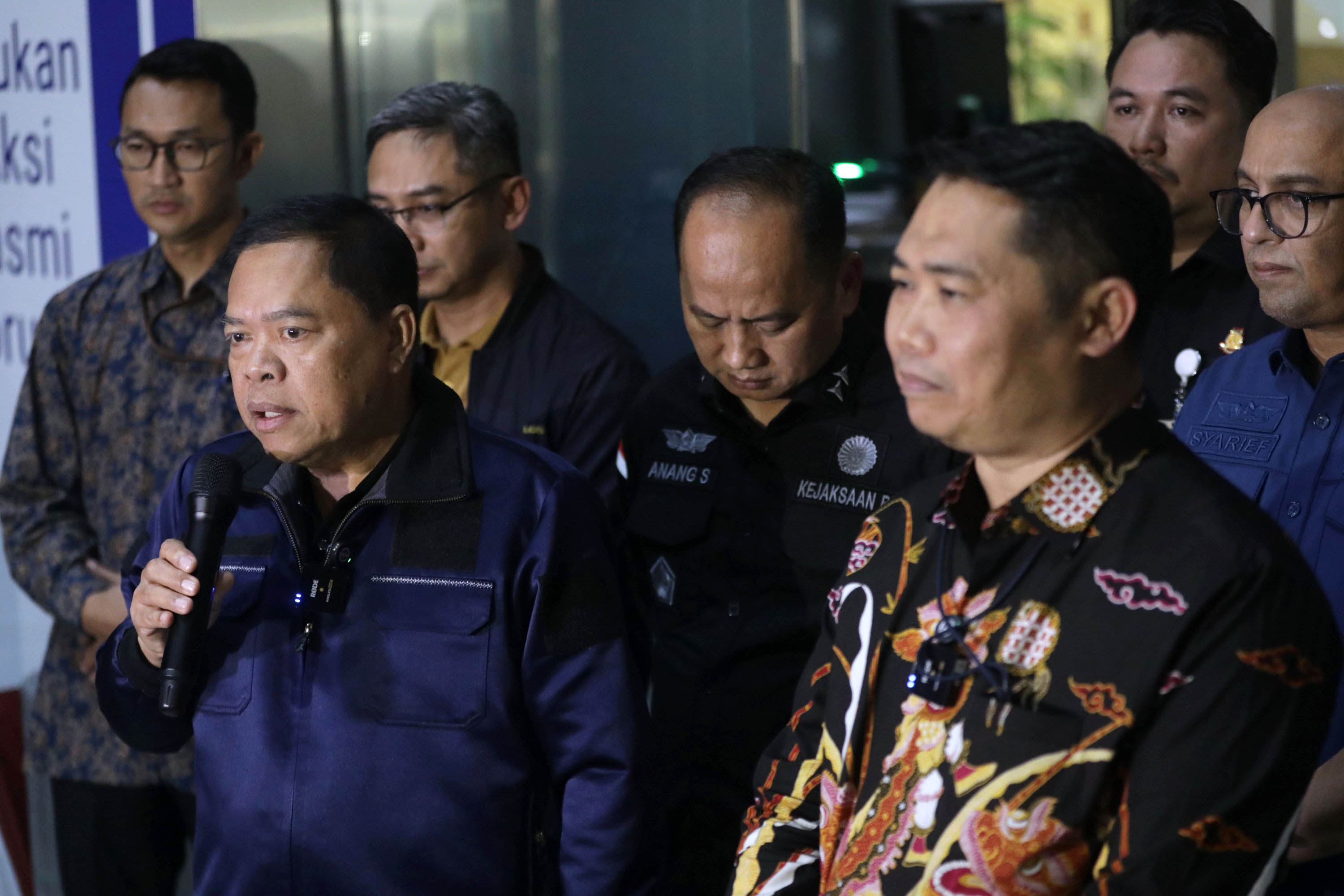 KPK-Serahkan-Perkara-OTT-Jaksa-di-Banten-ke-Kejagung_20251219_064058.jpg