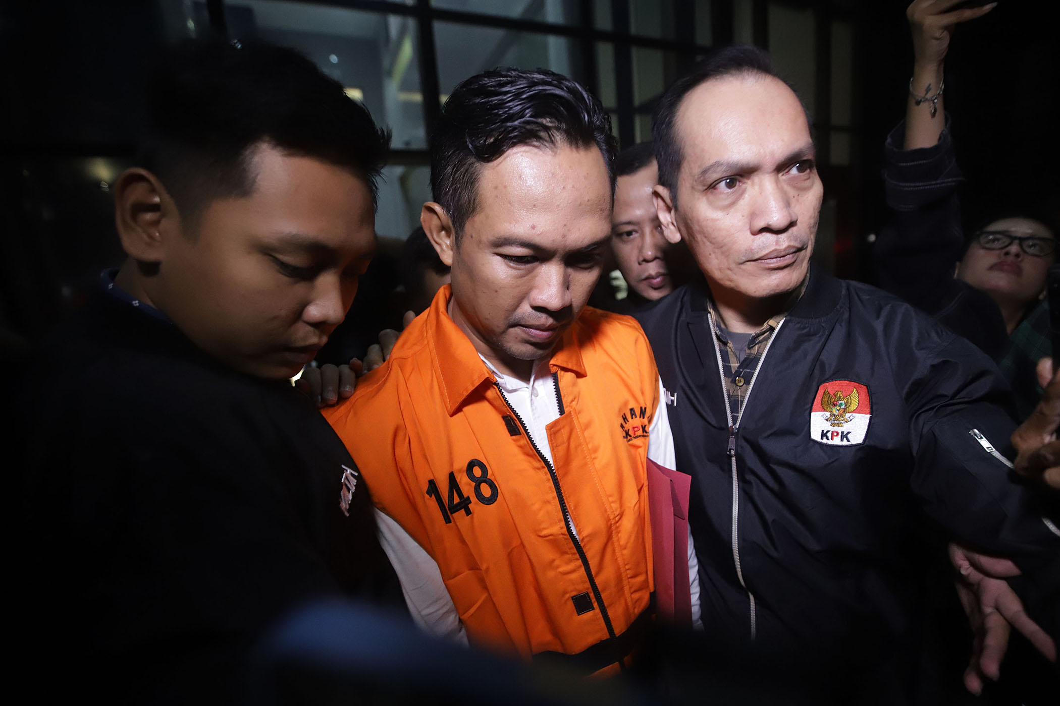 KPK-Tahan-Bupati-Cilacap-Syamsul-Auliya-Rachman_20260314_230355.jpg